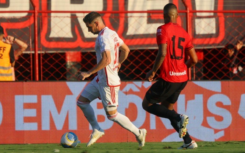 Alario entrou no segundo tempo e perdeu duas chances claras de gol | abc+