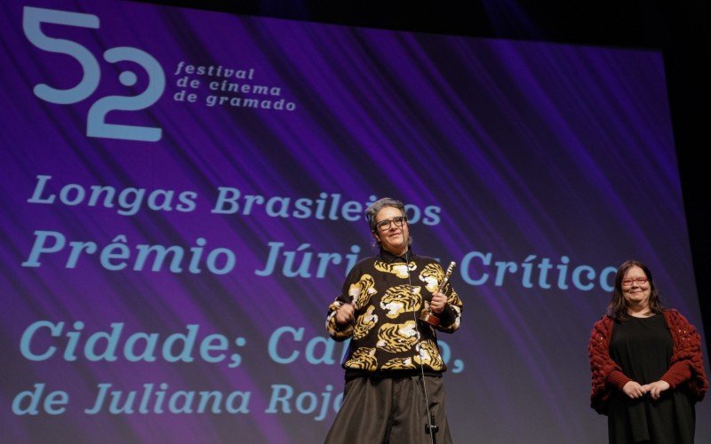 "Cidade; Campo", de Juliana Rojas recebe prêmio Júri da Crítica Longas-metragens Brasileiros, entregue por Mariane Morisawa, do Júri da Crítica