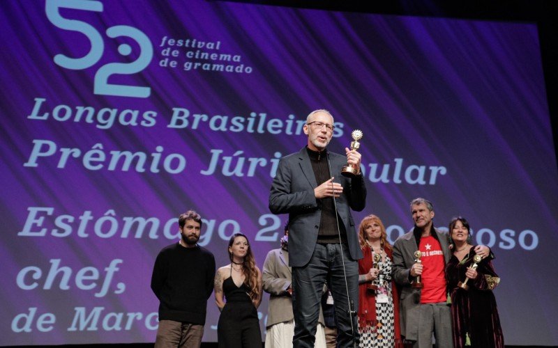 "Estômago 2: O Poderoso Chef", de Marcos Jorge recebe prêmio Júri Popular de Longas-metragens Brasileiros, entregue por Rosa Helena Pereira Volk, presidente da Gramadotur