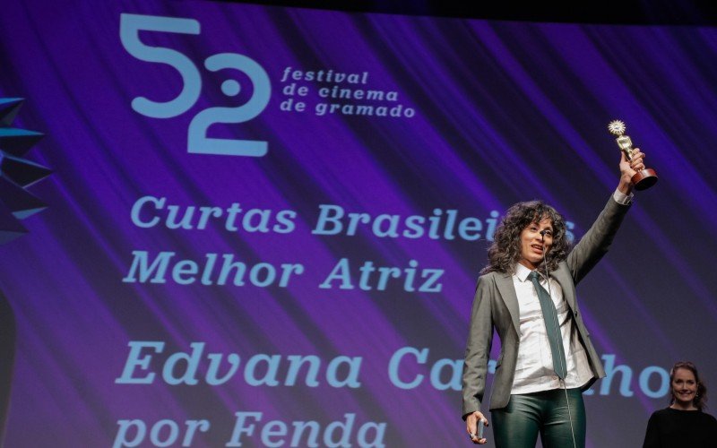 Edvana Carvalho recebe o prêmio de melhor atriz de curtas metragens por "Fenda"