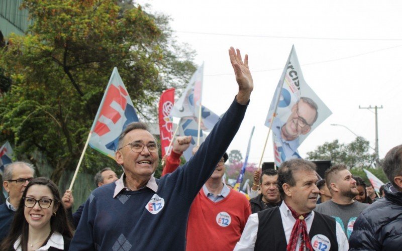 Tarcísio Zimmermann (PDT) fez a primeira caminhada da campanha neste sábado (17) acompanhado de Ademir Zang (União Brasil), seu candidato a vice e o deputado federal Pompeo de Mattos e o deputado estadual Gerson Burmann, ambos do PDT | abc+