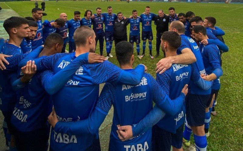 Time aimoresista reunido para o jogo-treino contra o Sindicato dos Atletas | abc+