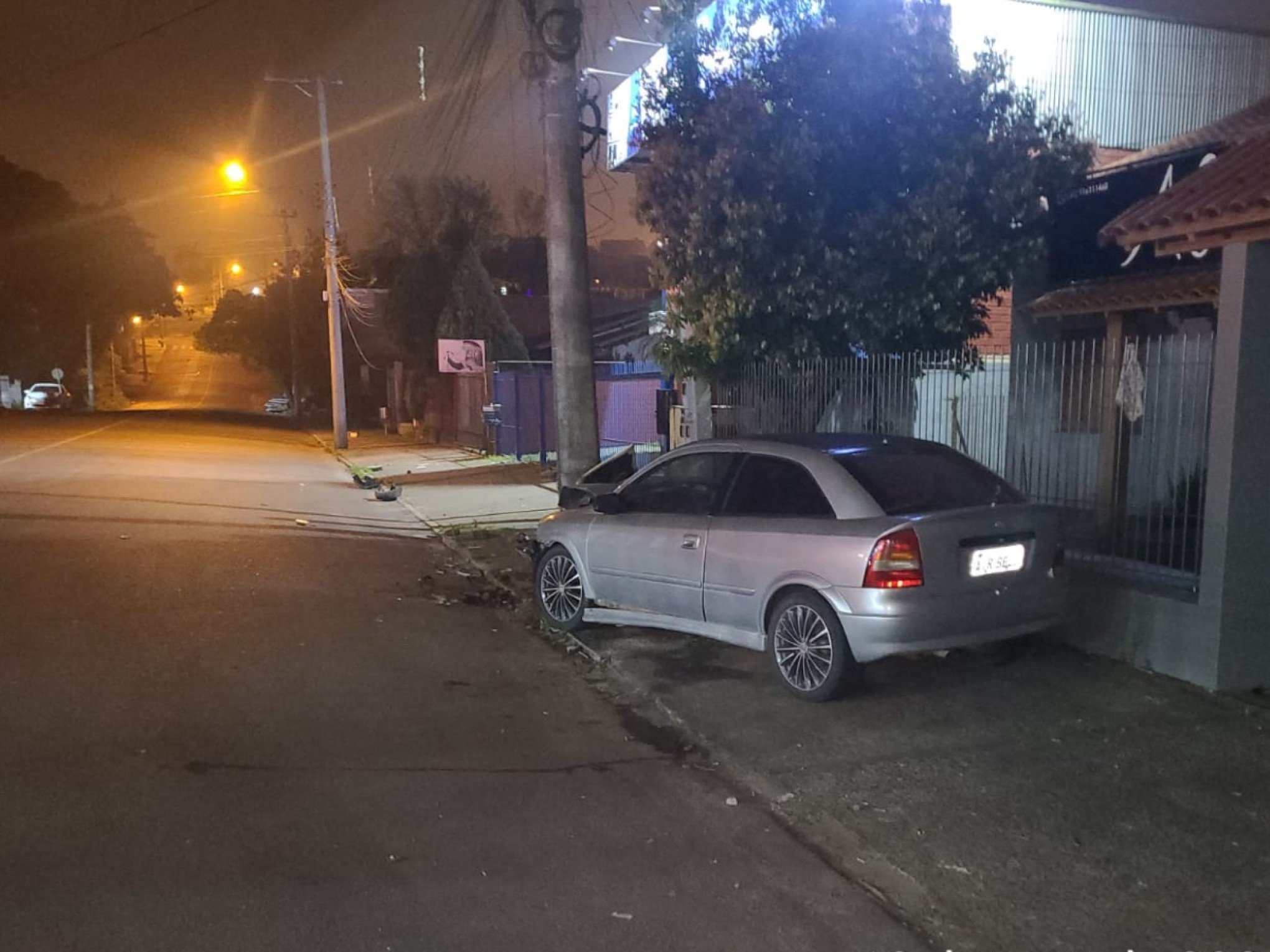 Motorista morre após bater carro em poste em Estância Velha; fotos mostram como carro ficou