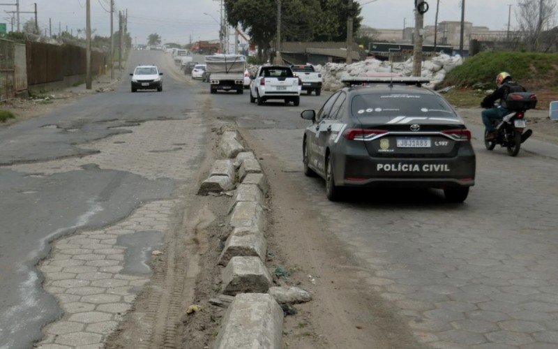 Pavimentação com problemas cria fila de carros na saída de Canoas pela Avenida Guilherme Schell