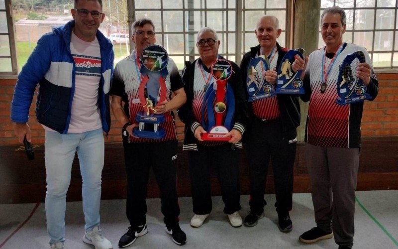 Time da Acofe com troféu de campeão do Campeonato Municipal de Bocha Veteranos de Campo Bom | abc+