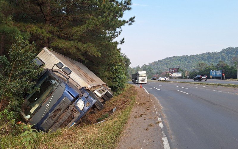 VÍDEO: Motorista cochila ao volante e tomba caminhão carregado com flores na RS-239