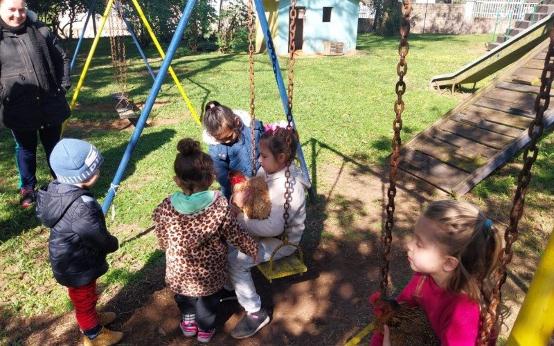 "Olha que legal, tem uma galinha no nosso quintal' é projeto da escola D.Pedro I, de Campo Bom