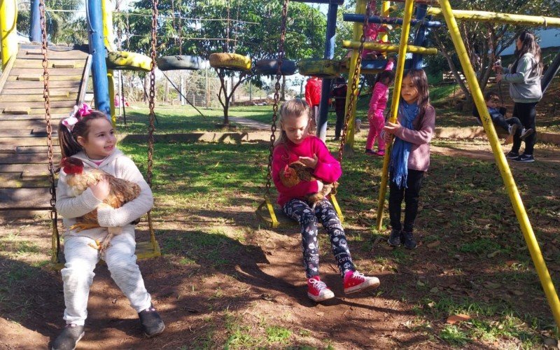 Cecília Berigula Dutra e  Valentina Egres brincam com as aves no pátio