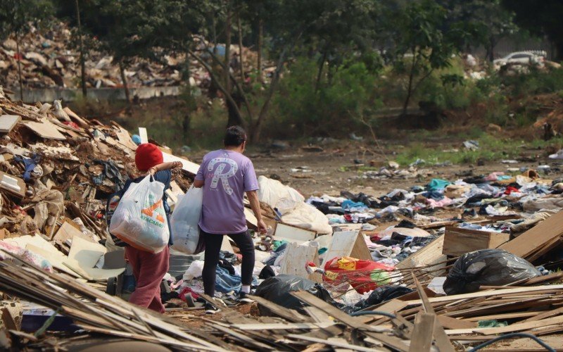 Moradores recolhem roupas descartadas de forma irregular em transbordo do bairro Santo Afonso | abc+