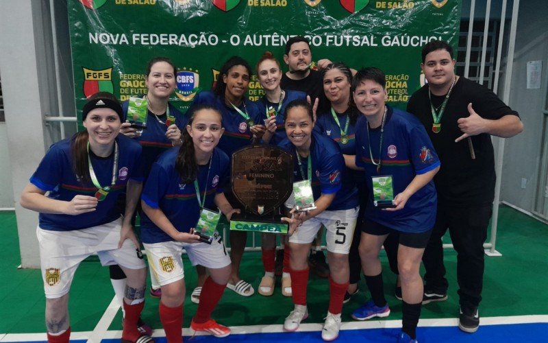 Time da LLFA com o troféu de campeão da etapa regional | abc+