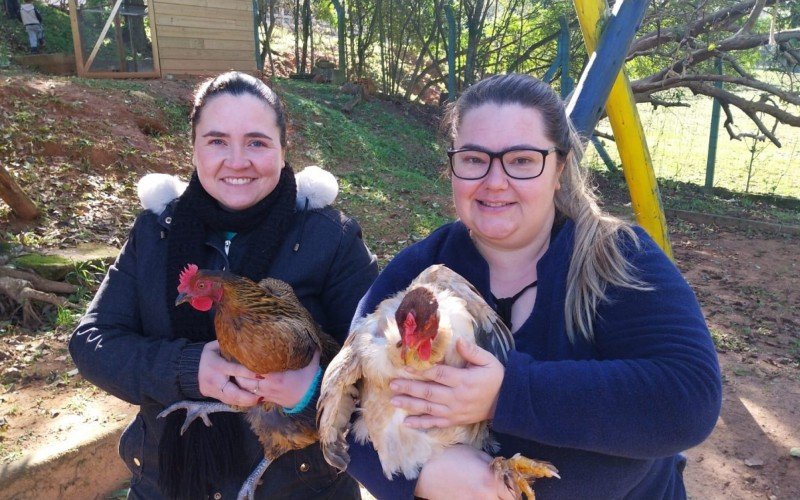 Professoras Camila Almeida e Tainá Ellwanger do "Olha que legal, tem uma galinha no nosso quintal' é projeto da escola D.Pedro I, de Campo Bom