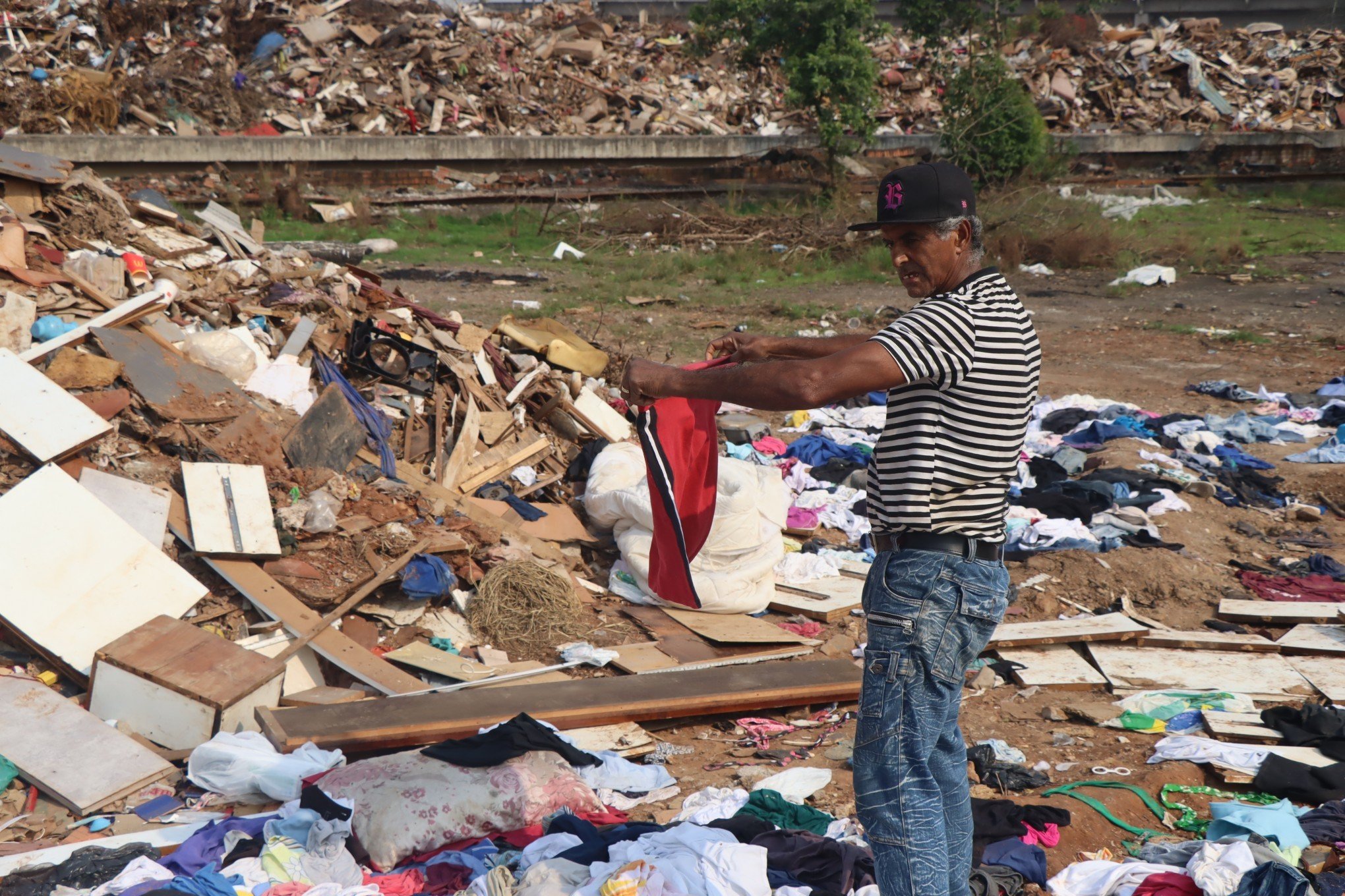 Moradores recolhem roupas descartadas de forma irregular em transbordo do bairro Santo Afonso