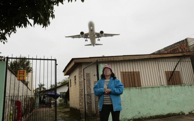 Moradora fala que avião destelhou casa