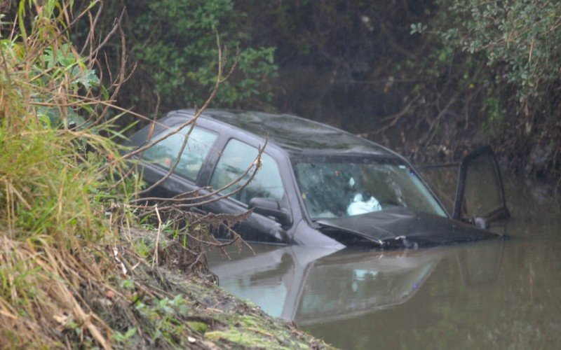 Veículo Volkswagen Gol caiu em vala na manhã desta terça-feira (20)