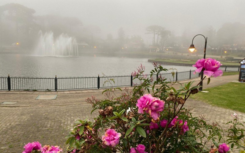 Lago Joaquina Rita Bier em Gramado, em dia de neblina