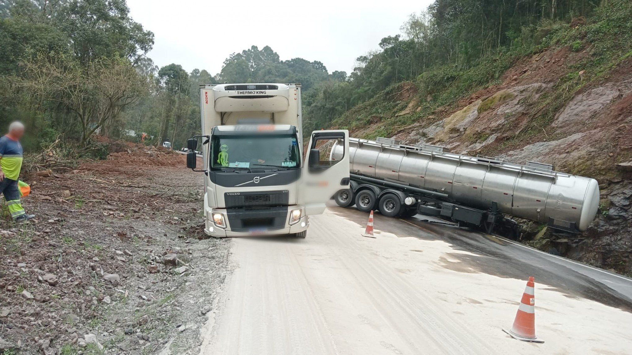 RS-122: Trecho da rodovia na Serra é totalmente bloqueado após acidente