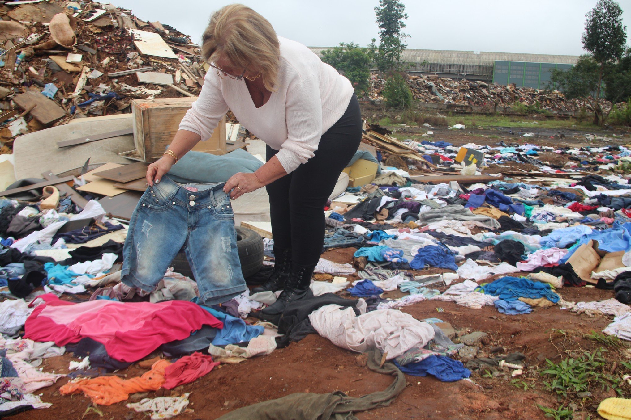 "Isso nos entristece muito": Descarte irregular de roupas pode desestimular futuras doações, temem entidades