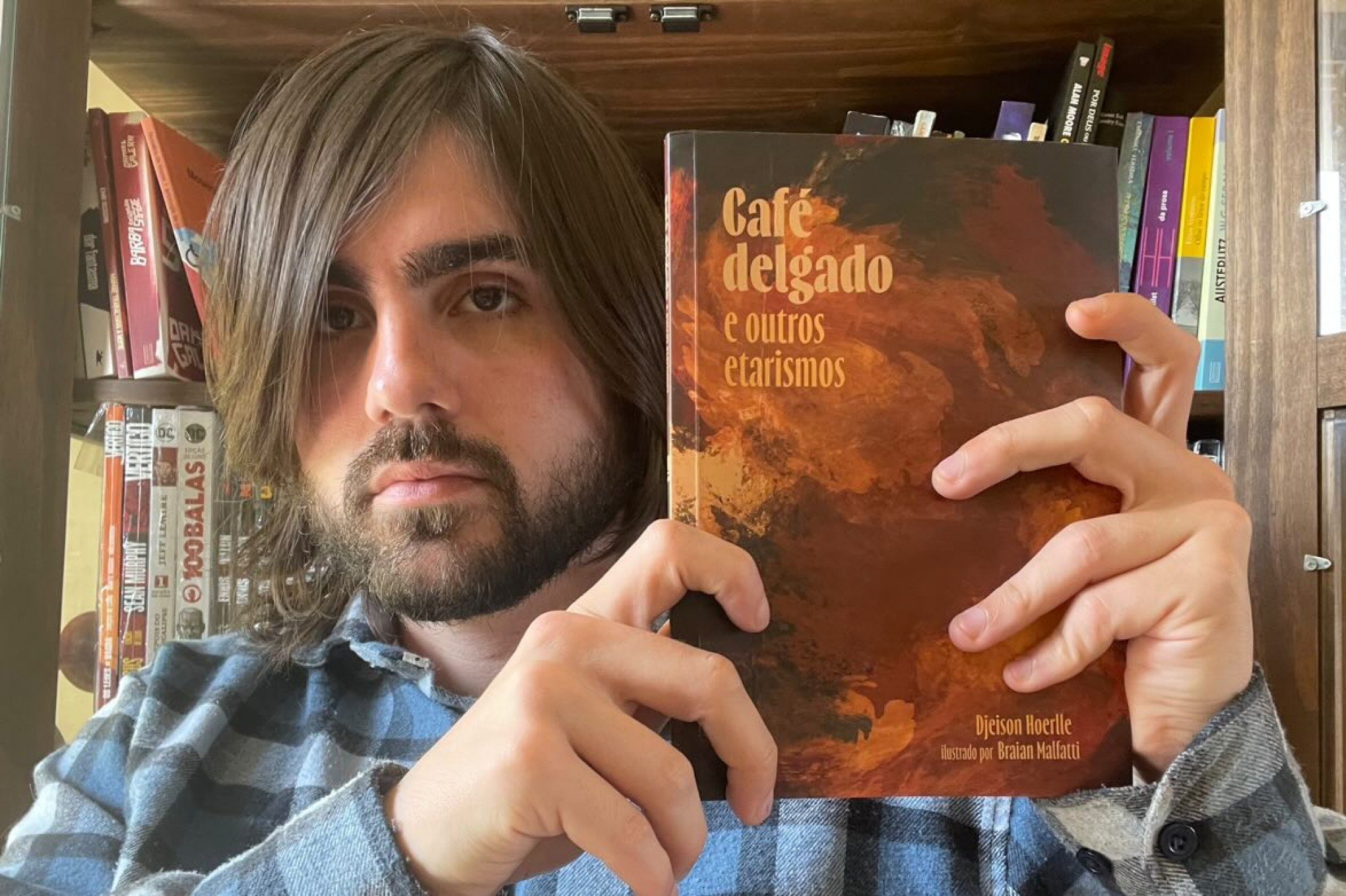 Escritor do Vale dos Sinos lança seu primeiro livro, "Café delgado e outros etarismos"