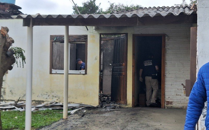 IGP periciou o local para tentar identificar as causas do incêndio que matou a aposentada no bairro Lago Azul, em Estância Velha | abc+