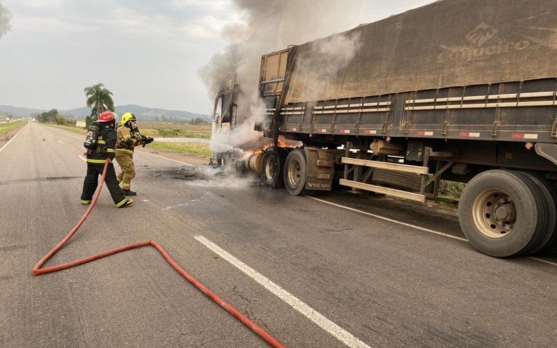 Carreta explode na BR-116, entre Tapes e Barra do Ribeiro | abc+