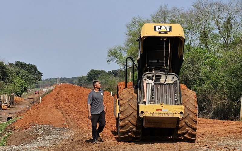 DIQUE DA VICENTINA: Primeira etapa das obras de elevação é concluída pela prefeitura