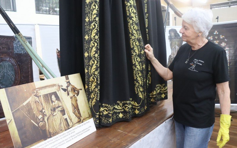 Cortinas de antiga liteira fazem parte dos itens já recuperados