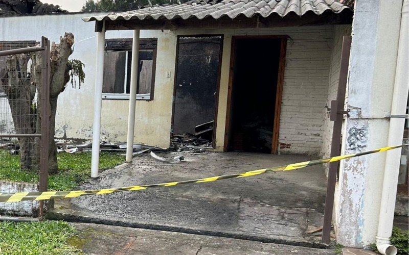 Mulher que morreu em incêndio morava sozinha na casa que ficou destruída em Estância Velha