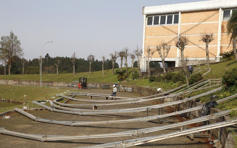 Montagem das estruturas do Nativitaten, no Serra Park