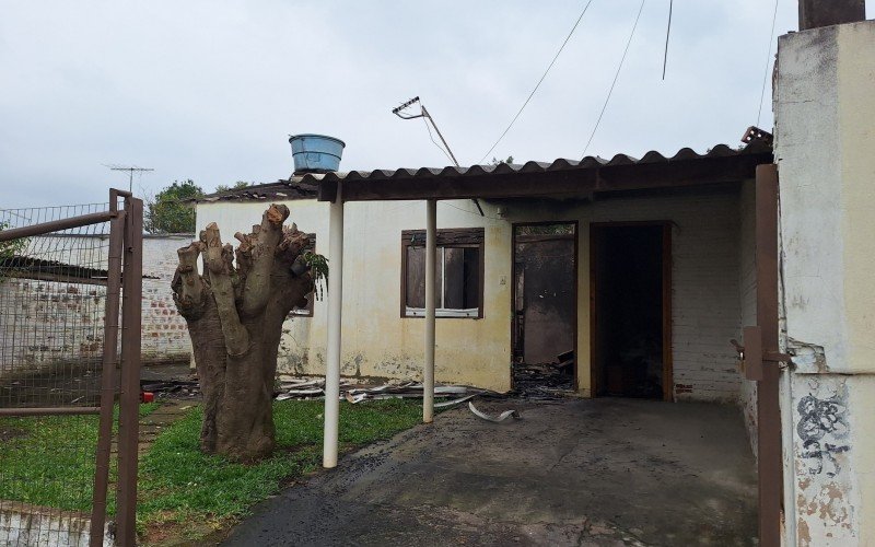 Mulher que morreu em incêndio morava sozinha na casa que ficou destruída em Estância Velha