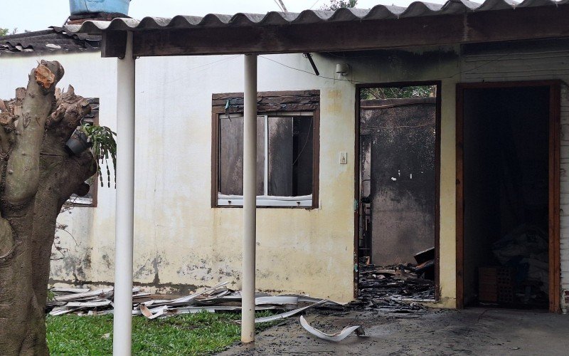 Mulher que morreu em incêndio morava sozinha na casa que ficou destruída em Estância Velha | abc+