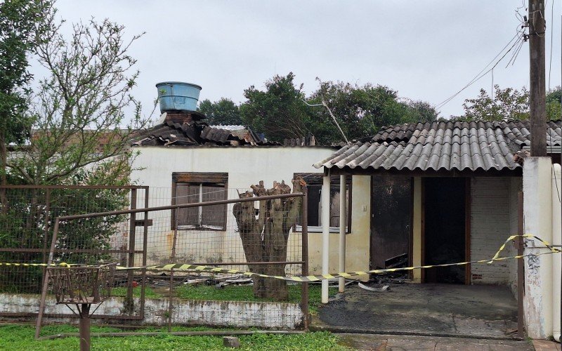 Mulher que morreu em incêndio morava sozinha na casa que ficou destruída em Estância Velha