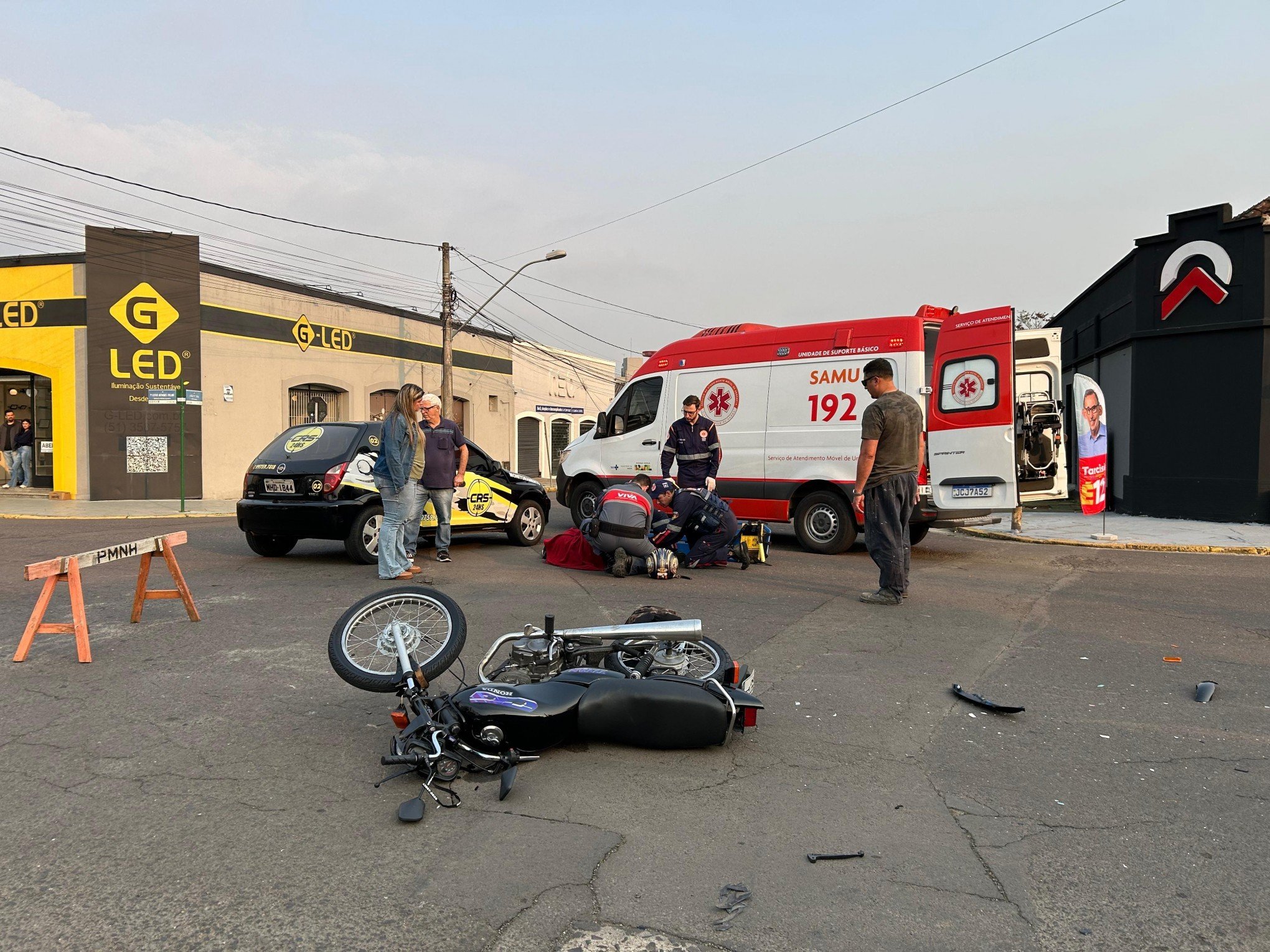 Acidente em cruzamento da Avenida Pedro Adams deixa motociclista ferido em Novo Hamburgo