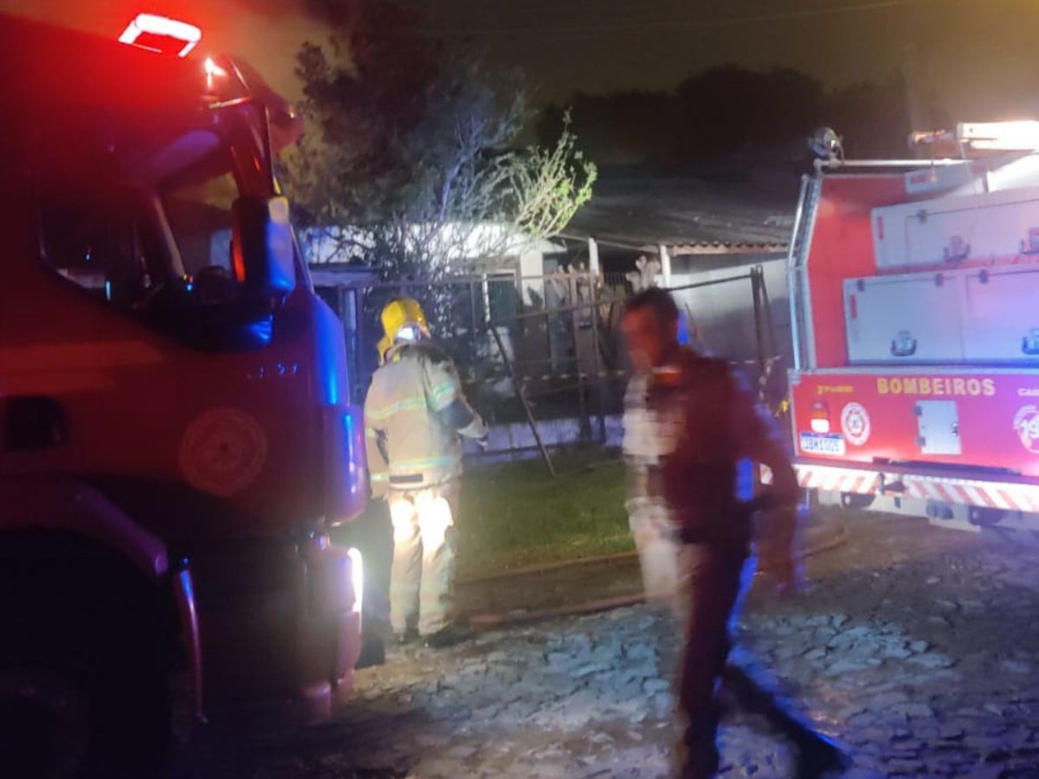 VÍDEO: Casa é destruída por incêndio e moradora não consegue escapar em Estância Velha