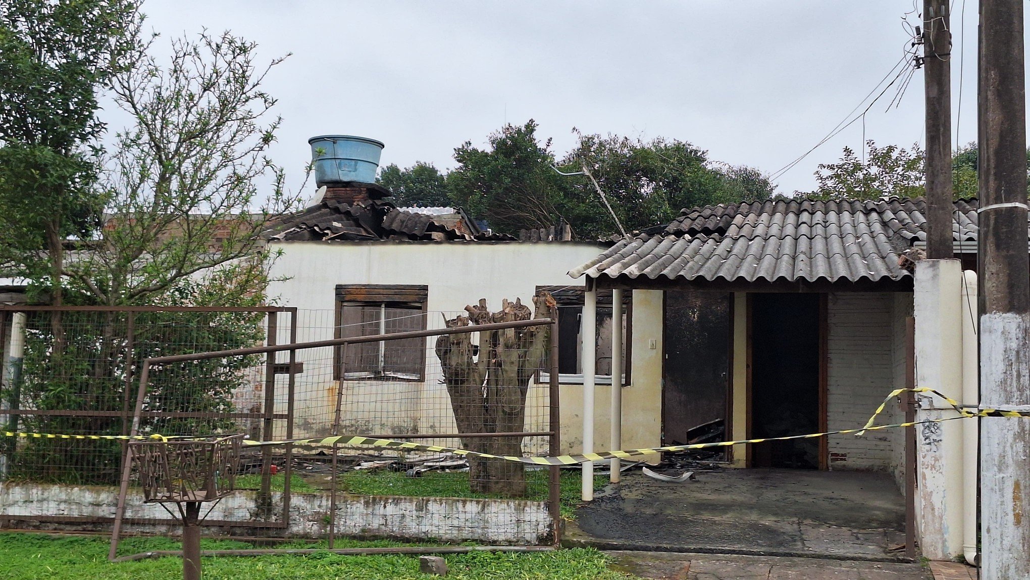 Mulher que morreu em incêndio morava sozinha na casa que ficou destruída em Estância Velha