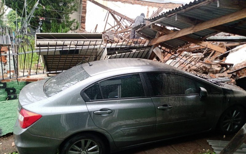 Casa desabou e atingiu carros na manhã desta sexta-feira | abc+