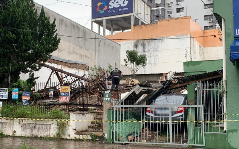 Prédio desabou em cima de carros no fim da manhã desta sexta-feira | abc+