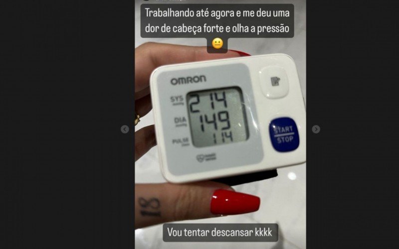 Andressa Urach mostra indicador do aparelho de pressão em noite intensa de trabalho | abc+