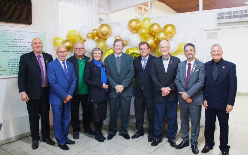 Representantes dos Rotarys Clubes de Novo Hamburgo, com a governadora do Rotary Distrito 4670, Rosana Oppitz | abc+