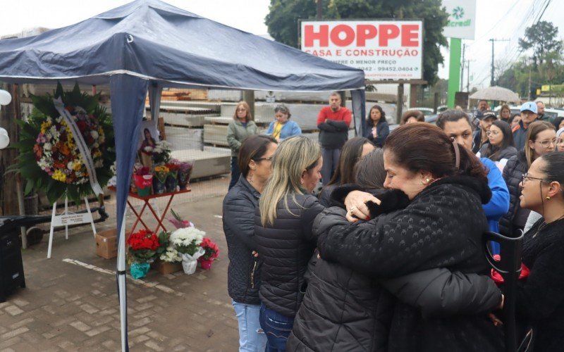 VÍDEO: Mais de cem pessoas homenageiam Cleonice, vítima de feminicídio no bairro Feitoria