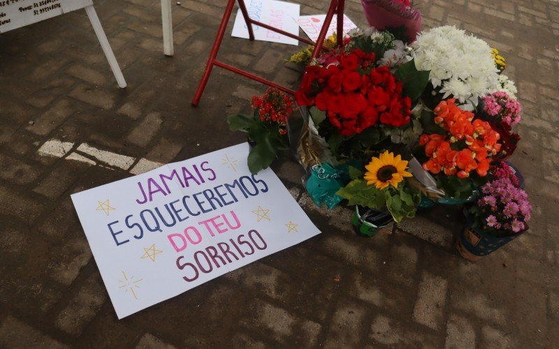 Através de cartazes e flores, amigos de Cleonice demonstraram seu afeto