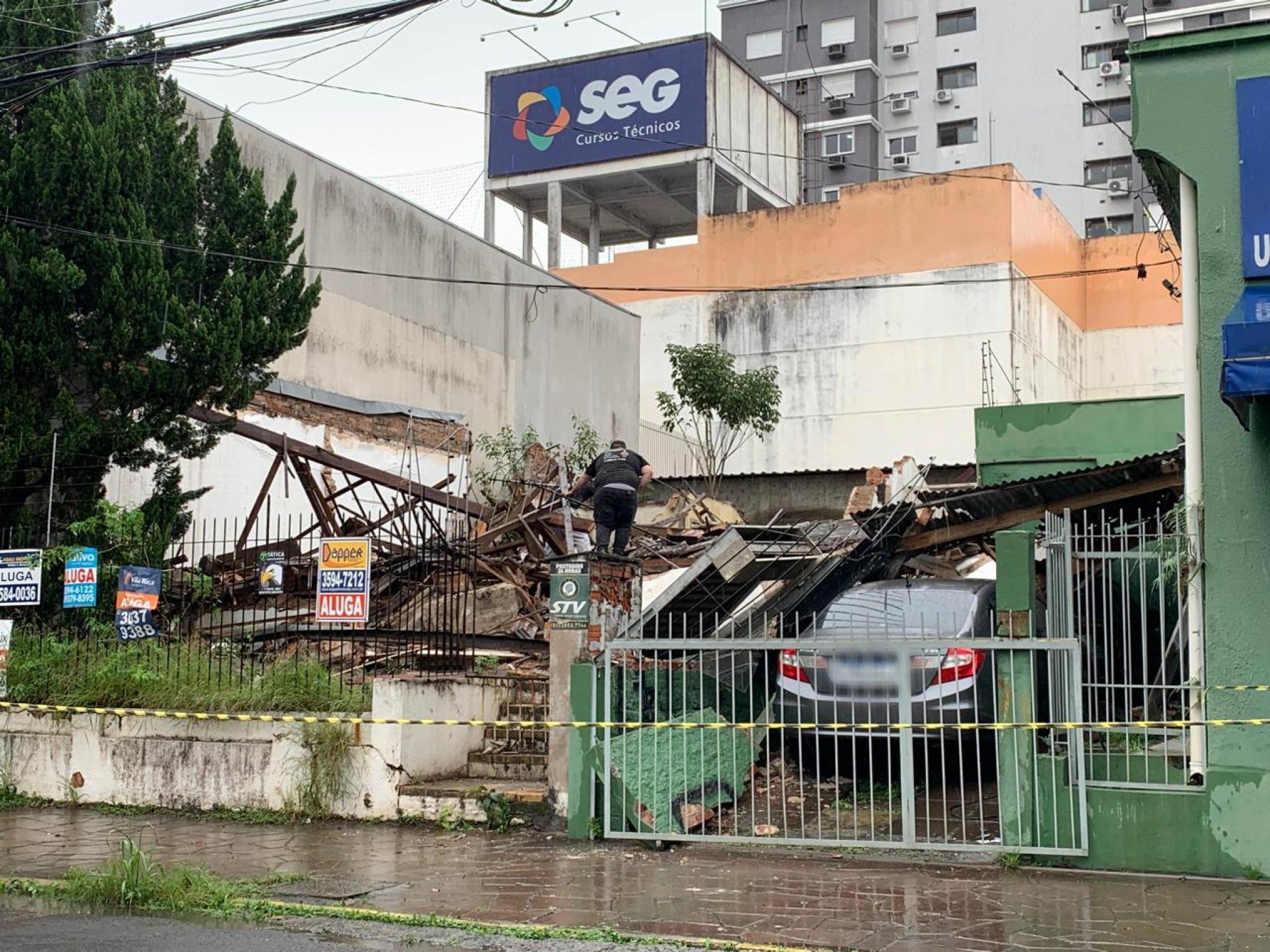 Casa desaba em cima de carros em Novo Hamburgo