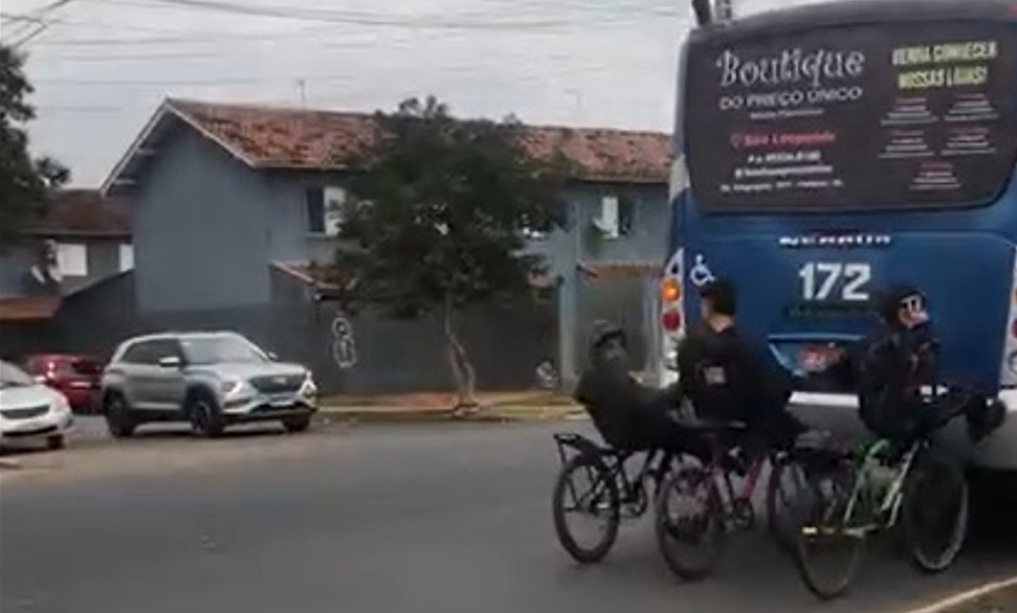 Jovens se arriscam se pendurando na traseira de ônibus em São Leopoldo