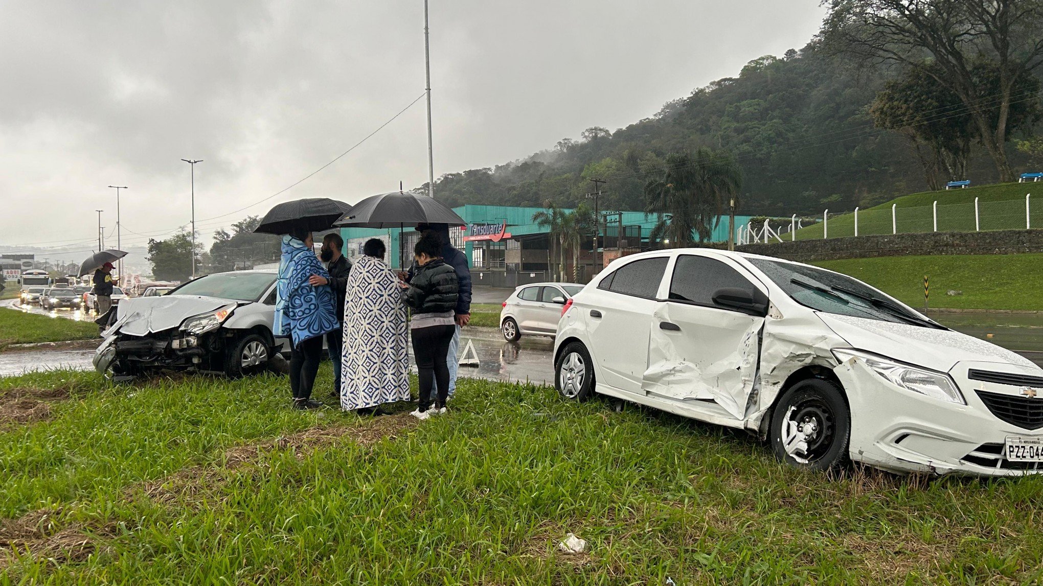 RS-239: Veículos vão parar em canteiro após forte colisão no trecho de Novo Hamburgo