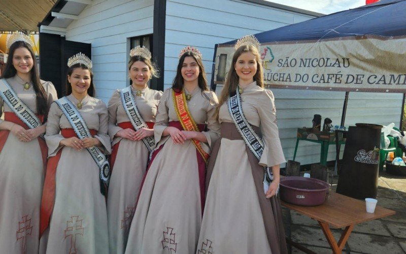 As soberanas de São Nicolau, Ana Fracalossi, Waldirene Santos e Emily Bambil, além da embaixatriz do Turismo de São Nicolau, Bruna Bastos e da rainha do Café de Cambona, Isabel Tomm