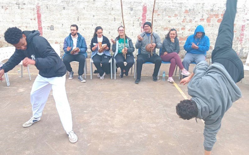 Capoeiristas encararam o frio, na manhã deste sábado (24), na ONG Chimarrão da Amizade