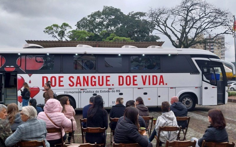 Ônibus do Hemocentro, desde às 8h30, está na Praça 1º de Maio, recebendo moradores aptos a realizar a doação. Ao todo serão 80 coletas até o meio-dia.  | abc+