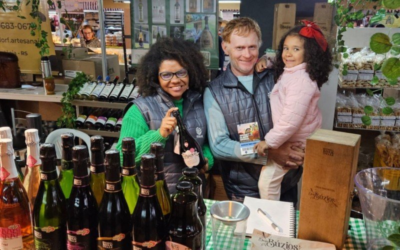 Miriam e Irani Krindges, com a filha Dandara, e a agroindústria da família, a Vitivinícola Sítio Rosa do Vale, na Expointer