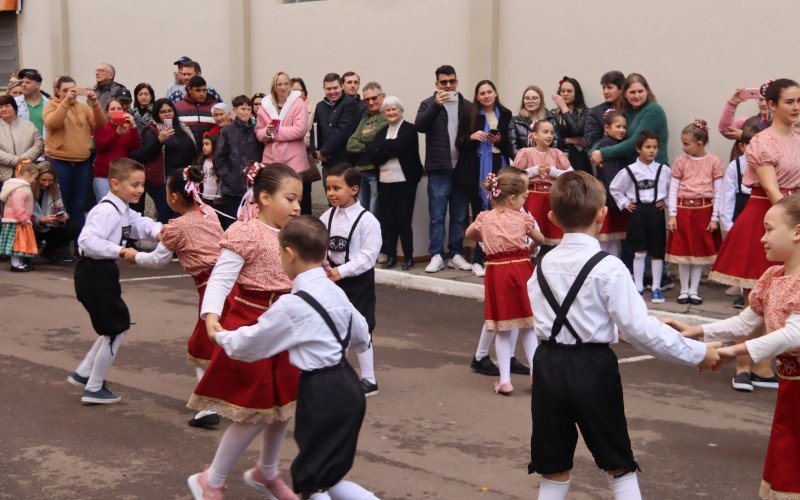 Apresentação do grupo da Escola Santa Joana Francisca no KerbFest Joaneta 2024 | abc+