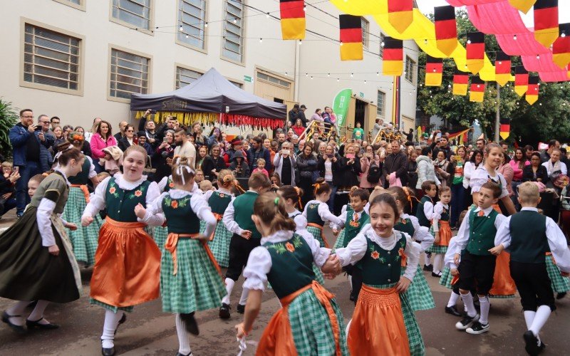 Apresentação do Volkstanzgruppe Johannetertal no KerbFest Joaneta 2024, em Picada Café  | abc+