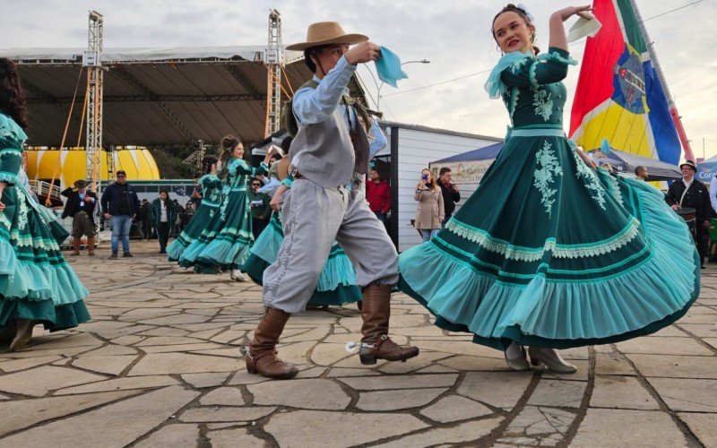 Apresentação da invernada juvenil do CTG Rodeio de Encruzilhada na abertura da 47ª Expointer